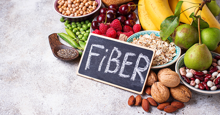 Las fuentes de fibra dietética incluyen, entre otras, semillas secas de legumbres o copos de avena.